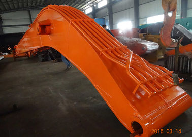 La longue excavatrice orange de portée gronde chaîne plus étendue résistante de travail avec la parenthèse de lampe