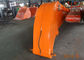 La longue excavatrice orange de portée gronde chaîne plus étendue résistante de travail avec la parenthèse de lampe